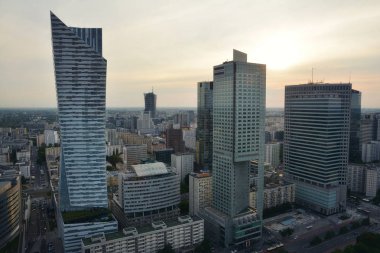 Varşova, Polonya - 27 Haziran 2018. Varşova şehir merkezinde gün batımında ticari binalar ile gökdelenler otel ve ofis ile yukarıdan ve kentsel silueti görünümü, Polonya.