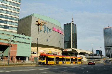 Varşova, Polonya - 27 Haziran 2018. Mimari ve sokak ulaşım merkezi Varşova, Polonya'nın başkenti bina ile renkli cityscape.