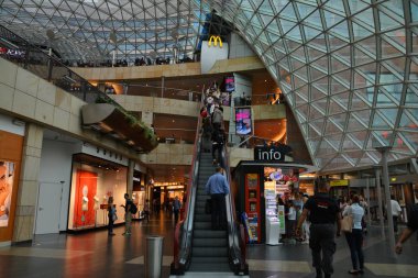Varşova, Polonya - 27 Haziran 2028. Zlote Tarasy Alışveriş Merkezi ve alışveriş merkezi üst turist cazibe içinde Varşova, Polonya