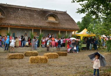 Visina, Tulcea, Romanya - 17 Haziran 2017. Dobrogea 'dan hatıra eşliğinde düzenlenen Serbare Campeneasca the event, toplumun çok ırklı ruhunu ve Dobrogea bölgesinin güzelliğini kutlar..