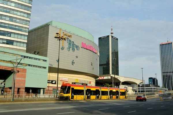 Varşova, Polonya - 27 Haziran 2018. Mimari ve sokak ulaşım merkezi Varşova, Polonya'nın başkenti bina ile renkli cityscape.