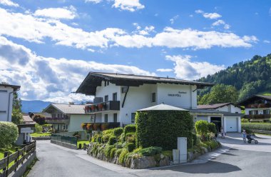 Fieberbrunn, Avusturya - 30 Ağustos 2016. Grillstation ara istasyonu ile Bergbahnen Fieberbrunn, Tirol, Avusturya için inşa yazlık.