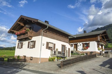 Fieberbrunn, Avusturya - 30 Ağustos 2016. Grillstation ara istasyonu ile Bergbahnen Fieberbrunn, Tirol, Avusturya için inşa yazlık.
