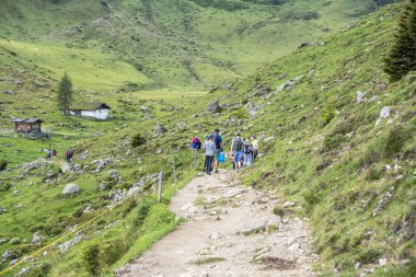 Fieberbrunn, Avusturya - 30 Ağustos 2016. Wildseeloder ev ve Wildsee göl, Alpler, Fieberbrunn, Avusturya tarihi ve doğa rezerv yer iki saatlik yolda yürüyüş Turistler