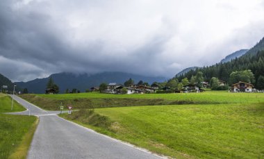 Tirol, Alp dağlarında sisli bir yaz gününde dinlenme yeri 