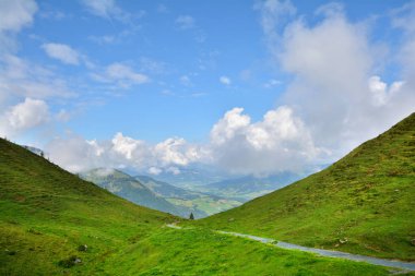 Manzara Fieberbrunn, Kitzbuhel köknar Alpler, Avusturya Wildseelodersee gölde tırmanma iz üzerinde şaşırtıcı