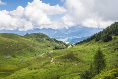 Manzara Fieberbrunn, Kitzbuhel köknar Alpler, Avusturya Wildseelodersee gölde tırmanma iz üzerinde şaşırtıcı