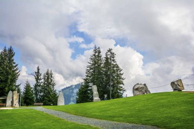 Fieberbrunn, Tirol, Avusturya - 30 Ağustos 2016. Ara istasyonunda tırmanma park Bergbahnen Fieberbrunn, Granit blokları ve doğa deneyimi için.