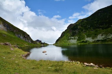 Wildsee Gölü (Wildseelodersee) ve Wildseeloderhaus, dağ sığınma kulübe Fieberbrunn Kitzbuhel Alps, Tirol, Avusturya için yukarıda güzel manzara