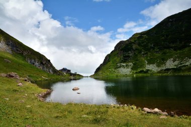Wildsee Gölü (Wildseelodersee) ve Wildseeloderhaus, dağ sığınma kulübe Fieberbrunn Kitzbuhel Alps, Tirol, Avusturya için yukarıda güzel manzara