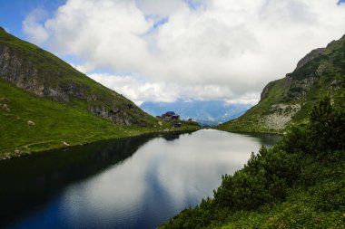 Fieberbrunn, Avusturya - Ağustos 8,2016. Wildseeloder Haus, dağ sığınma kulübe ile rahat bir konaklama imkanı ve Fieberbrunn Kitzbuhel Alps, Tirol, Avusturya için yukarıda Wildsee Gölü (Wildseelodersee) 