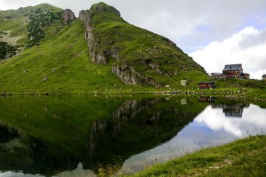Fieberbrunn, Avusturya - Ağustos 8,2016. Wildseeloder Haus, dağ sığınma kulübe ile rahat bir konaklama imkanı ve Fieberbrunn Kitzbuhel Alps, Tirol, Avusturya için yukarıda Wildsee Gölü (Wildseelodersee) 