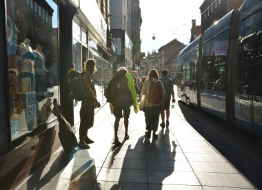 Zagreb, Hırvatistan - 14 Temmuz 2017. Hırvatistan 'ın Zagreb kentindeki Ban Jelaciç Meydanı yakınlarındaki Ilica Caddesi' nde (Ana Alışveriş Alanı) yürüyen turistler.