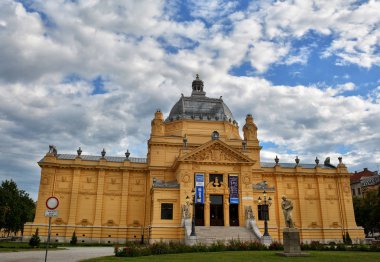 Zagreb, Hırvatistan - 14 Temmuz 2017. Zagreb 'in Tomislava Meydanı' ndaki Tarihi Sanat Pavyonu Müzesi binası.