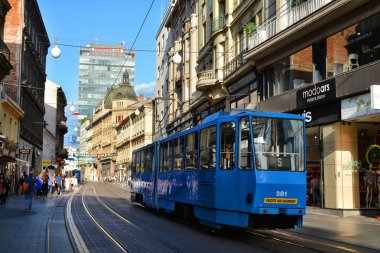 Zagreb, Hırvatistan - 14 Temmuz 2017. Ban Jelaciç Meydanı yakınlarındaki mavi tramvaylı Ilica Caddesi veya Ana Alışveriş Alanı, Zagreb 'deki pek çok turistin ilgi odağı oldu