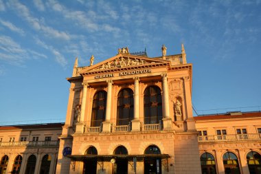 Zagreb, Hırvatistan - 14 Temmuz 2017. Zagreb tren istasyonuna Güneşin ışığında bina.