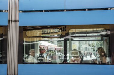 Hırvatistan 'ın Zagreb kentinde modern tramvay 