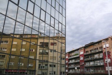 Yeni cam cephe, eski bloklar ve yansıma mimarisi binalar arka plan.