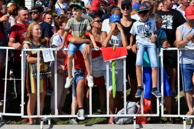 Köstence, Romanya - 15 Ağustos 2018. Karadeniz sahilinde 2018 Deniz Kuvvetleri Günü etkinliğinde insan kalabalığı , Köstence , Romanya. 