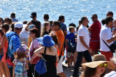 Köstence, Romanya - 15 Ağustos 2018. Karadeniz sahilinde 2018 Deniz Kuvvetleri Günü etkinliğinde insan kalabalığı , Köstence , Romanya. 