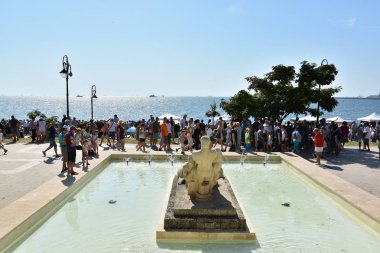 Köstence, Romanya - 15 Ağustos 2018. Karadeniz kıyısında Deniz Kuvvetleri Günü 2018 olay turistler , Köstence , Romanya. 