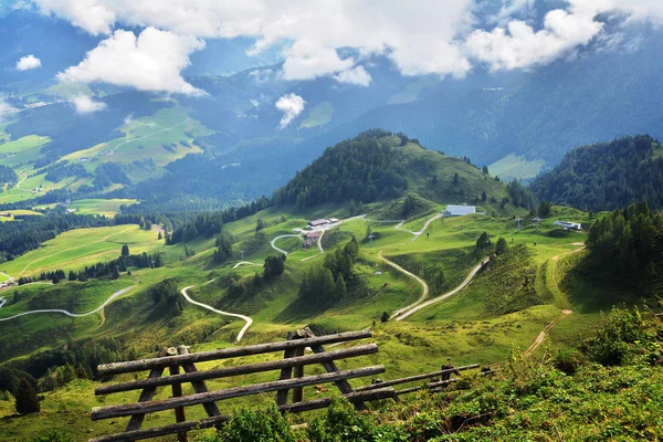 山のドラマチックな風景 フィーベルブルン オーストリアアルプス チロル — ストック写真