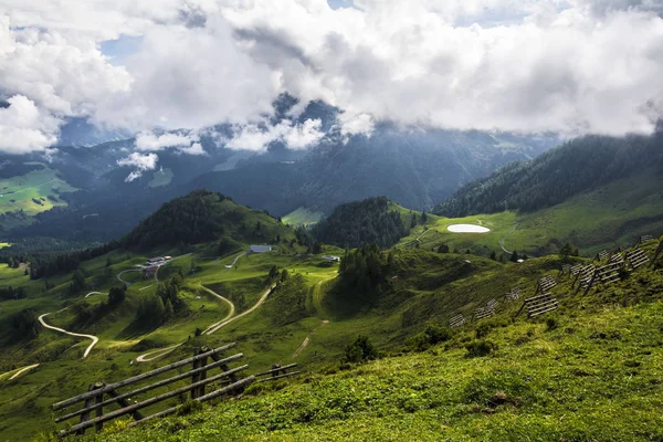 山のドラマチックな風景 フィーベルブルン オーストリアアルプス チロル — ストック写真