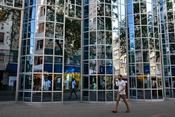 克罗地亚萨格勒布 2017年7月14日 克罗地亚萨格勒布一座现代化建筑的蓝色玻璃窗 杜布罗夫尼克酒店 — 图库照片
