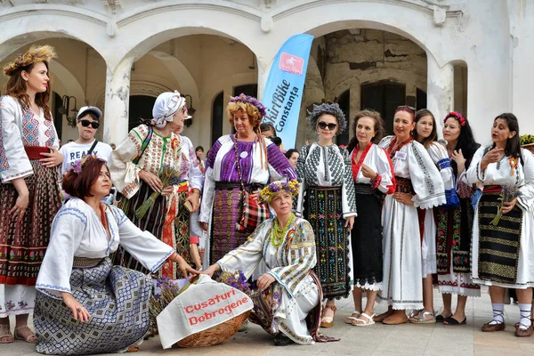 コンスタンツァ ルーマニア 2018 Ziua Iei 国際ルーマニア ブラウス コンスタンツァ ルーマニアの黒海の海岸に伝統的なお祝いの日の伝統的な衣装の女性 — ストック写真
