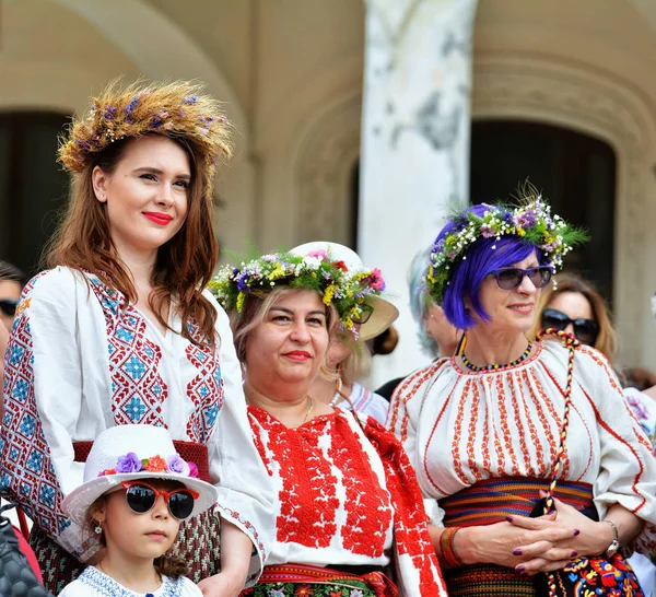 コンスタンツァ ルーマニア 2018 Ziua Iei 国際ルーマニア ブラウス コンスタンツァ ルーマニアの黒海の海岸に伝統的なお祝いの日の伝統的な衣装の女性 — ストック写真