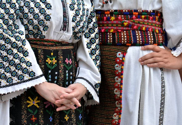 罗马尼亚康斯坦察 2018年6月24日 妇女在传统服装在 Ziua 罗马尼亚衬衫的国际天 传统庆祝在黑海岸上在 Con2010 罗马尼亚 — 图库照片