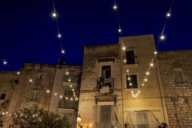  Old Town, Bari, İtalya'nın tarihi merkezi şaşırtıcı gece görünümü. Sokak Casamassimi .