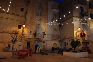 Bari, İtalya - 8 Şubat 2019. Old Town, Bari, İtalya'nın tarihi merkezi şaşırtıcı gece görünümü. Sokak Casamassimi .