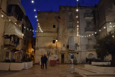 Bari, İtalya - 8 Şubat 2019. Old Town, Bari, İtalya'nın tarihi merkezi şaşırtıcı gece görünümü. Sokak Casamassimi .