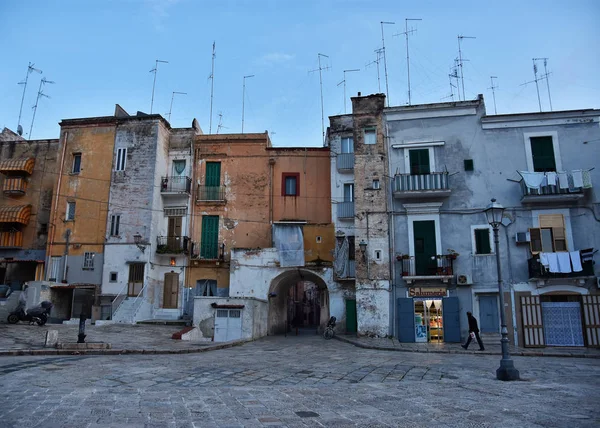 Bari, İtalya - 8 Şubat 2019. Gece cityscape Old Town, Bari, İtalya'nın tarihi merkezi