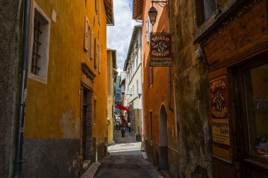 Briancon, Fransa - 20 Temmuz 2017. Eski şehir Briancon, Fransa (Provence) ve Fransa Bisiklet Turu için bilinen en yüksek şehirde sokakta. 