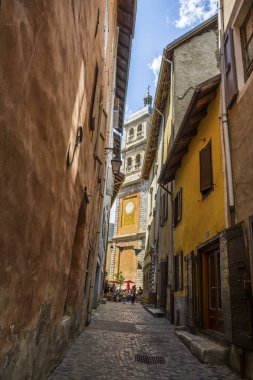 Briancon, Fransa - 20 Temmuz 2017. Eski şehir Briancon, Fransa (Provence) ve Fransa Bisiklet Turu için bilinen en yüksek şehirde sokakta. 