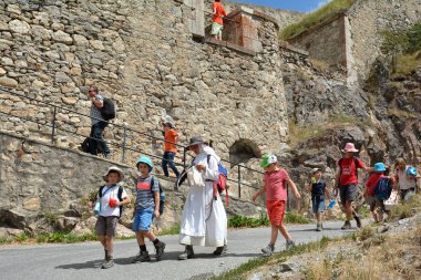 Briancon, Fransa - 20 Temmuz 2017. Turist babasıdoğum, Hautes-Alpes, Fransa Vauban tarafından yaptırılan kale ziyaret
