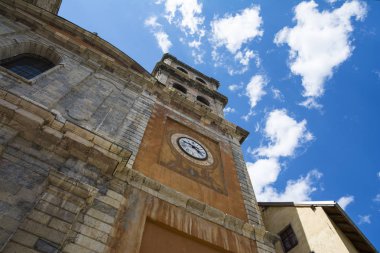 Briancon, Fransa - 20 Temmuz 2017. Binanın mimari Notre Dame Collegiate Kilisesi ve Saint-Nicolas Briancon eski şehri, Eyaleti, Fransa