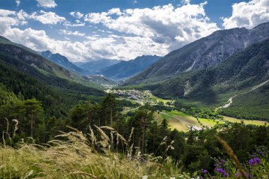 Muhteşem yaz manzara ile vadi, Val-des-Pres, Briancon, Park Ulusal Ecrins Dağları, Hautes Alpes Provence, Fransa