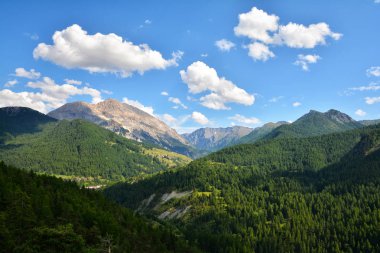 Güzel yaz manzara Alp dağlarında yakınındaki Sestriere Kayak Merkezi, İtalya