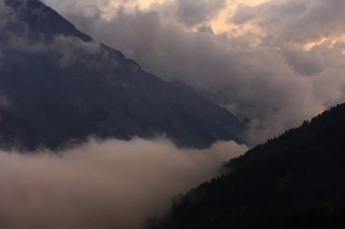 Sestriere Kayak Merkezi, İtalya dağlar Alpler'de üzerinde güzel sisli gün batımı