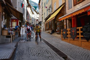 Briancon, Hautes-Alpes, Fransa - 20 Temmuz 2017. Bisikletçiler eski kasaba Briancon, Fransa'da, popüler kayak merkezi kışın en yüksek şehir içinde Fransa Bisiklet Turu sırasında.