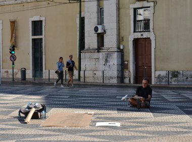 Lizbon, Portekiz-30 Ekim 2017. Lizbon, Portekiz 'de Praca do Rossio Meydanı 'nda adam çizimi
