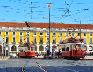 Lisbon, Portekiz - 30 Ekim 2017. Praça Hills tramvaya tur yapmak gibi Terreiro Pacoin, Lizbon, Portekiz bilinen Comercio - ticari meydan, tarihsel dönüm noktası.