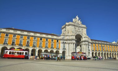 Lisbon, Portekiz - 30 Ekim 2017. Praça yapmak Comercio - ticari meydan, Terreiro gibi Paco Arco da Rua Augusta ile ve Hills tramvaya tur Lizbon, Portekiz bilinen tarihi dönüm noktası. 