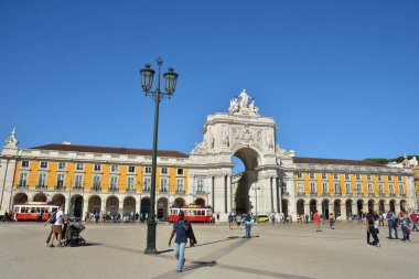 Lisbon, Portekiz - 30 Ekim 2017. Praça yapmak Comercio - ticari meydan, Terreiro gibi Paco Arco da Rua Augusta ile ve Hills tramvaya tur Lizbon, Portekiz bilinen tarihi dönüm noktası. 