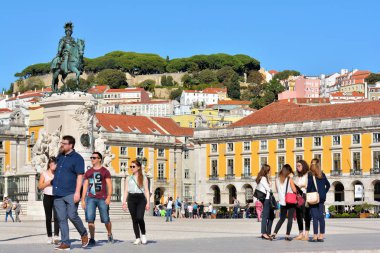 Lizbon, Portekiz-30 Ekim 2017. Praca do Comercio-ticaret Meydanı, Terreiro olarak bilinen tarihi simgesel yapı Paco ile Kral Jose ı ve Lizbon, Portekiz görkemli at Gentil heykeli.