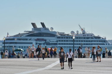 Lisbon, Portekiz - 30 Ekim 2017. Ticari meydan, Terreiro Paco Lizbon, Portekiz gibi bilinen tarihi dönüm noktası yapmak Comercio - yolcu Ponant Cruise Praça önünde Tagus Nehri üzerinde.