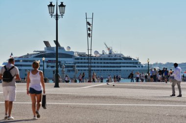 Lisbon, Portekiz - 30 Ekim 2017. Ticari meydan, Terreiro Paco Lizbon, Portekiz gibi bilinen tarihi dönüm noktası yapmak Comercio - yolcu Ponant Cruise Praça önünde Tagus Nehri üzerinde.